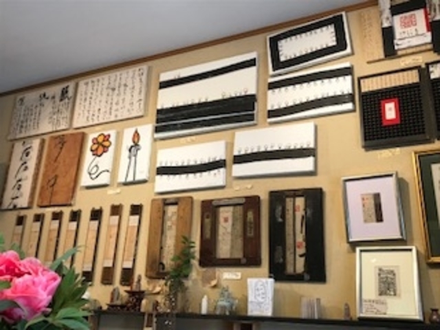 お店の中は雨人の作品がいっぱい!_かまくら篆助
