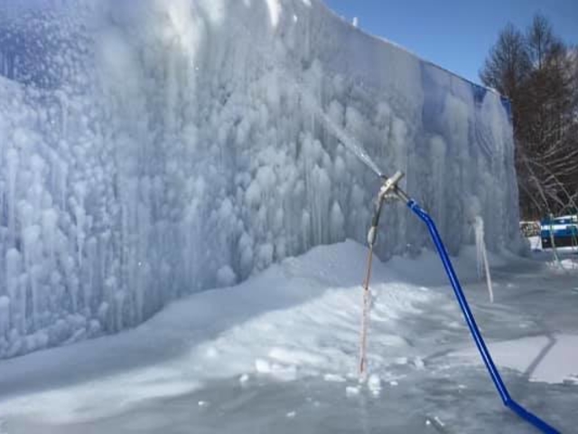 氷の洞窟製作中_安倶里 まほら岩手