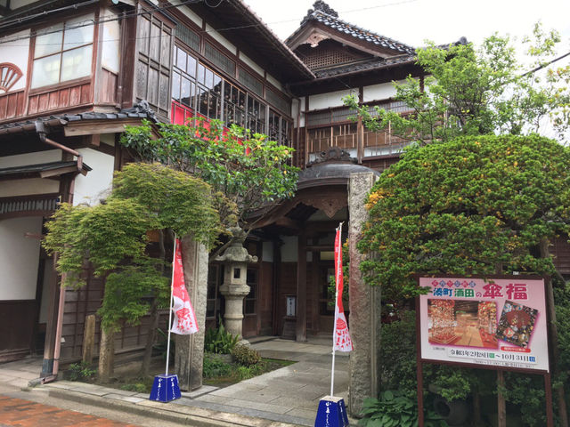 明治28年創業の湊町酒田を代表する料亭。国の登録有形文化財となっています。_山王くらぶ