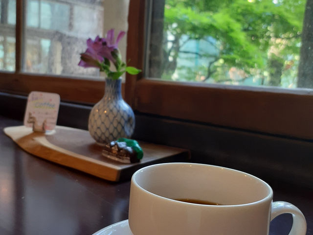 1Fの喫茶では淹れたてのコーヒーなども飲むことができます。_山王くらぶ