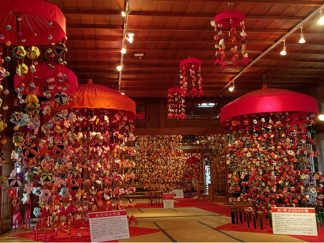 広さ106畳の大広間にはたくさんの傘福を展示。_山王くらぶ