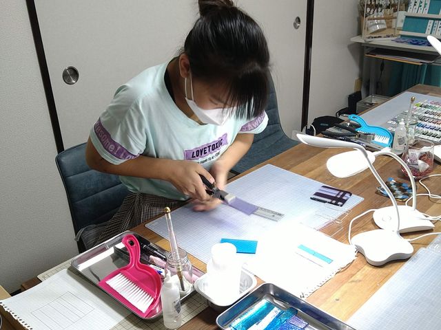 小学生の女の子も上手にガラスカット_Aking-glass工房