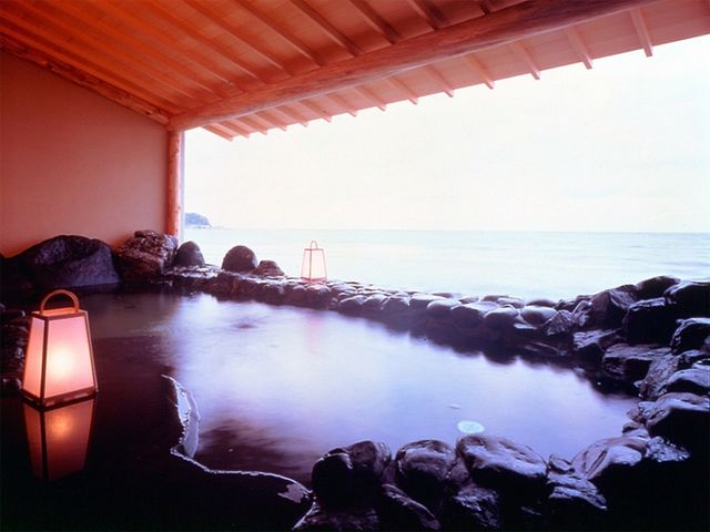 波打ち際の露天風呂はまさに絶景_ホテルこうしゅうえん
