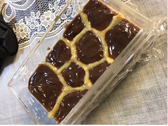 慣れたらこんな凝ったデザインも♪(通常牛乳パック型をご利用頂いています。画像のアクリルの石けん型はお客様ご自身の私物です。シリコン型などもご持参可能です)_美し国手作り石けん教室