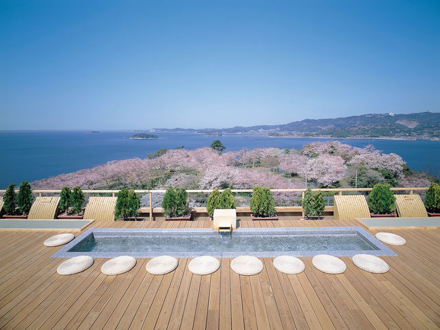 屋上にある天空露天風呂「天音の湯」の足湯は、春には満開の桜と海の絶景コラボが望めます。_天空海遊の宿 末広