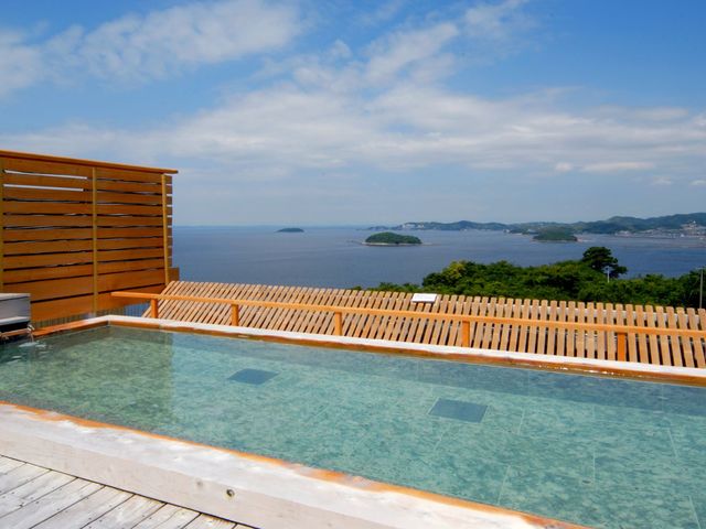 開放感の天空露天風呂「天音の湯」の露天風呂。_天空海遊の宿 末広