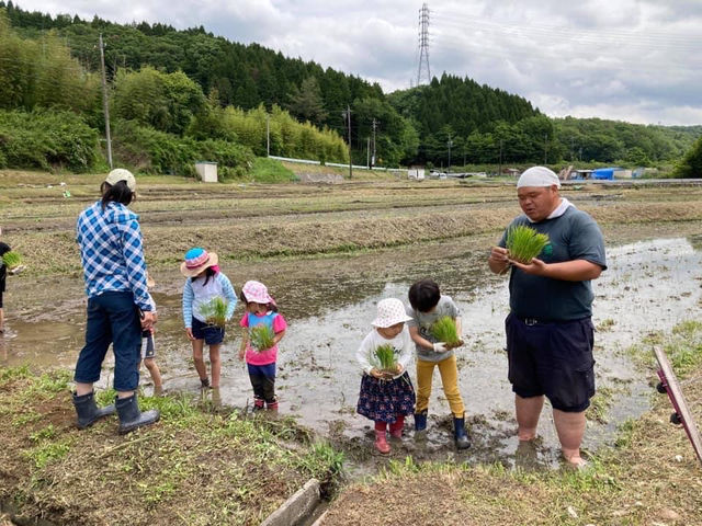 田植え体験と
田植えの方法を指導する
ぼちぼちファーム代表森田高用。
みんなで一緒に田植えしています。_ぼちぼちファーム