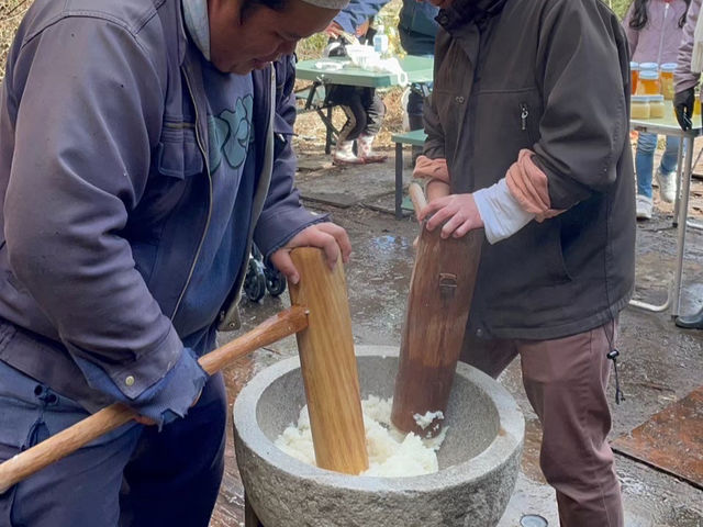 餅つき体験の様子。
最初に蒸したお餅を
よく潰してからつき始めます。
この作業が難しいからここは大人がやっています。_ぼちぼちファーム