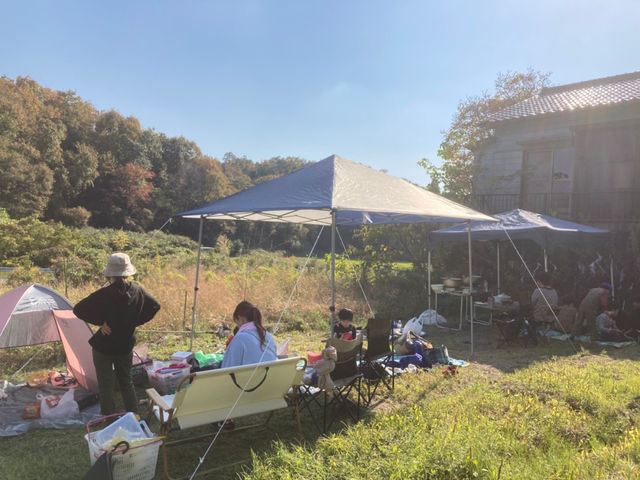 秋の芋掘りと芋煮会&新米ご飯を炊いて食べは体験の様子。
畑にテントを出してみんなで作業をしてます。_ぼちぼちファーム