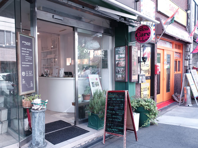 ピンクの丸看板が目印です。_スローケアパーラー