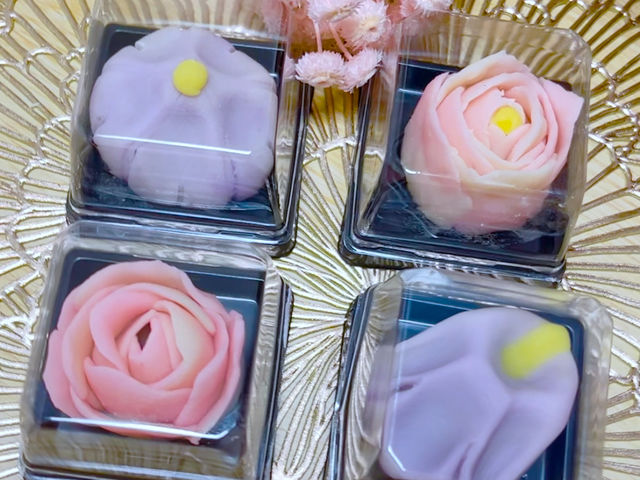 和菓子体験、同じものを作るにしても作り手さんによって様々な個性が出ます。老舗和菓子屋さんからその都度材料を仕入れています。_早稲田サロンドローズ
