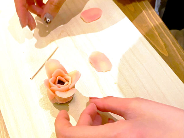 和菓子体験は作りたい物を2個選べます。(バラが1番人気)_早稲田サロンドローズ