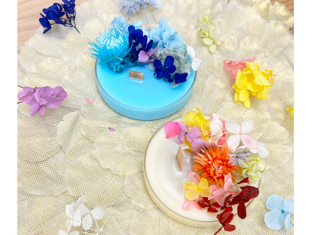 キャンドルの色味からお好みで作れるキャンドル体験です。花材の組み合わせも自由で個性を発揮できます。_早稲田サロンドローズ