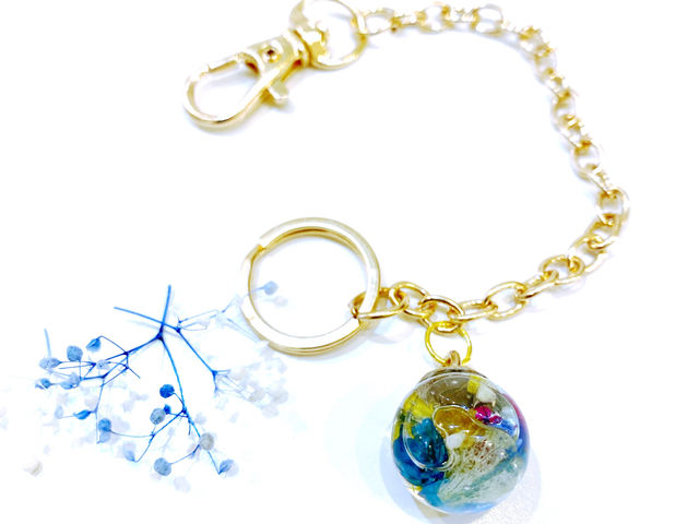 ハーバリウムペンダント体験、ハーバリウムのアクセサリーバージョンです。中に花材とオイルを入れて制作します。_早稲田サロンドローズ
