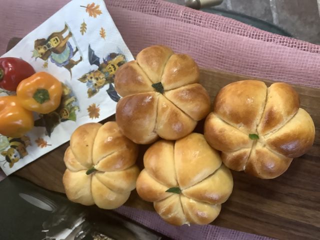 カボチャあんを入れた
カボチャパンです。_パン工房ダンケ