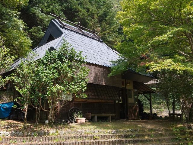鍛刀場です。築40年以上の水車小屋を改装しました。_桔梗隼光鍛刀場