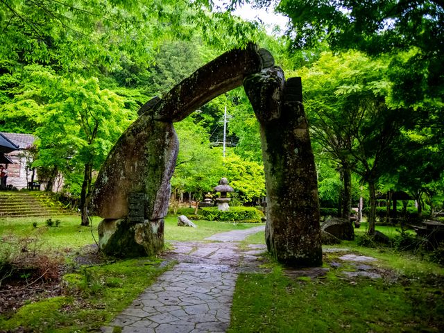 鍛刀場はごっつんこ広場にあります。画像は石の彫刻「ごっつんこ」です。_桔梗隼光鍛刀場
