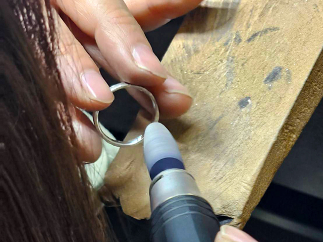 《製作の様子》道具の持ち方や使い方から丁寧にわかりやすくスタッフがサポートいたします!!_浅草彫金工房