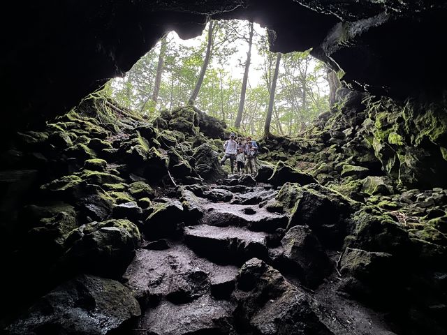 雨乞いの儀式が行われた「竜宮洞穴」。_“青木ヶ原樹海”アドベンチャー