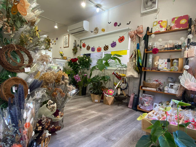 店内はドライフラワーやアロマディフューザー、インテリア雑貨も展示販売しているので
ギフトやお土産が見つかりますよ。_gallery&interior Porte