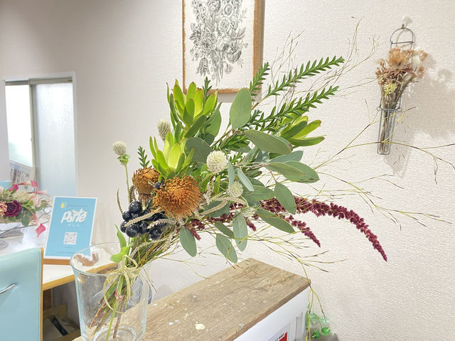 季節の生花から作るスワッグ作り。壁に飾って自然に乾燥させるとドライフラワーになります。_gallery&interior Porte