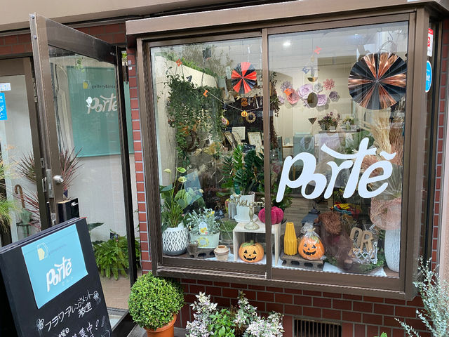 商店街の跡地で表通りにある蕎麦屋さんと
お茶屋さんの間を曲がり入って行くとあります。
向かい側の床屋さんの看板は目印になってます_gallery&interior Porte