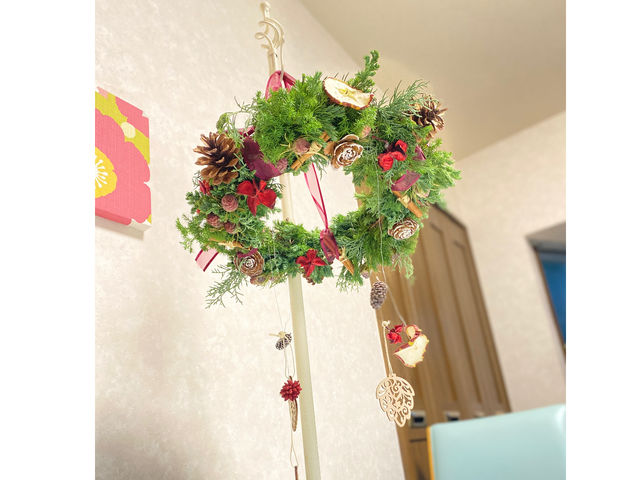 生ヒバやモミを使って作る
クリスマスリースです。
吊るして飾ることもできます_gallery&interior Porte