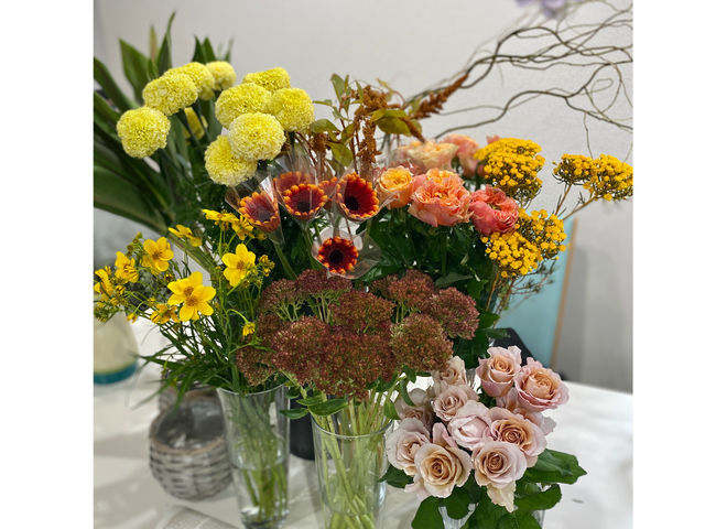季節の花々を販売。ドライフラワー作りを見学できます。_gallery&interior Porte