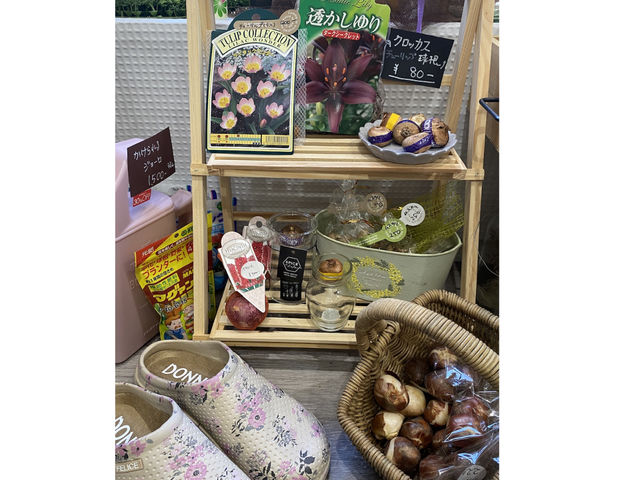 秋植え球根や花苗、ガーデニング用品やエプロンなども扱っていて見ていて楽しい。
_gallery&interior Porte