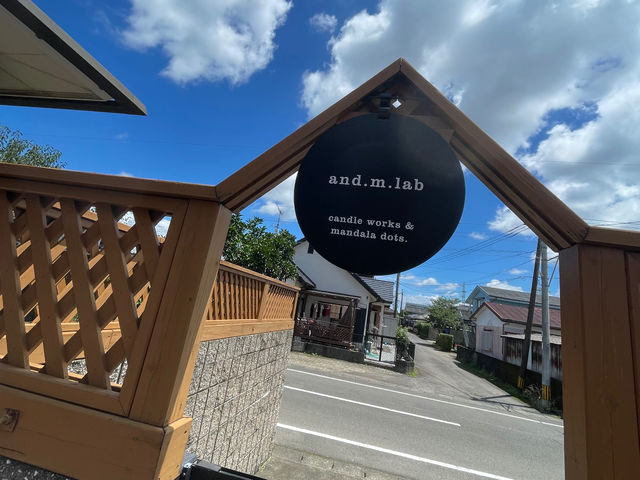 丸い看板が目印です。_キャンドルワークのエムラボ