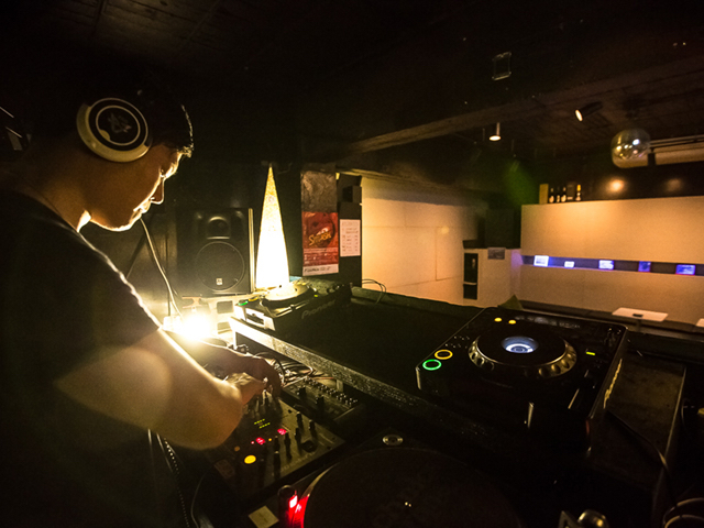 店内DJブース。スマホからお好きな音楽も流せます。お気軽にお申し付けください。_アトランティスBBQ&パーティースペース