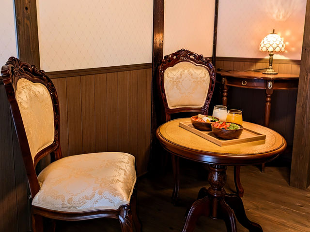 ホテルにはこんな大正ロマンなお部屋もあるよ!朝食はカフェはもちろん、お部屋でも食べられる。_Cafe&Hotel Palette STAYs