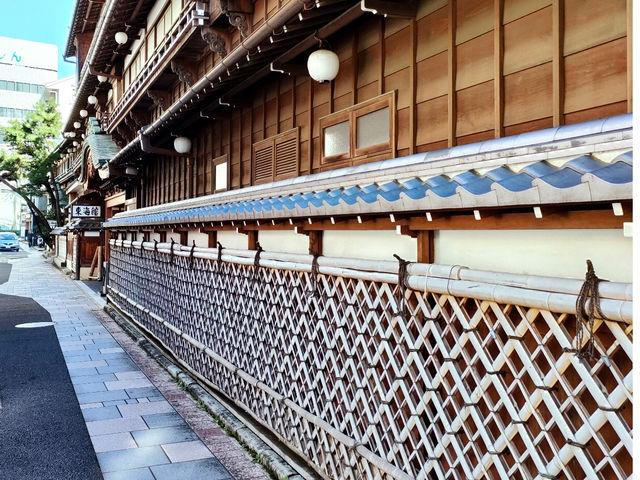 昭和職人たちが腕を競った和風建築美をご堪能いただけます。入場料(大人200円、小人100円)を支払い、ご入館ください。_かんたん練り切り教室 RIMA RIMA【伊東 東海館】