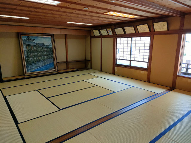 2階中広間(通称30畳の部屋)が会場となります。会場保護のため、座卓で畳に座ってのご体験となります。_かんたん練り切り教室 RIMA RIMA【伊東 東海館】