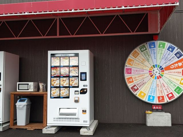 冷凍食品がその場で食べられる販売機やルーレットもあるよ_SDGsまなび館