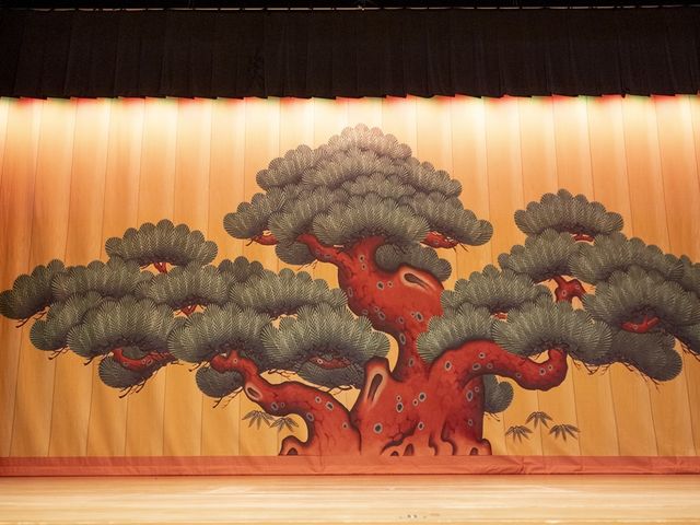 弁天座の松羽目(能舞台をまねて、舞台の正面に老松(おいまつ)を描いた舞台装置)_弁天座