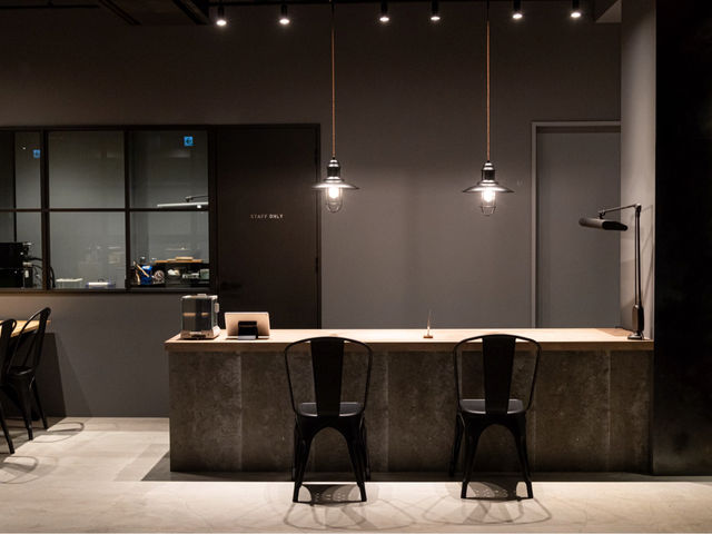 木と鉄を使用したインダストリアルな店内_工房Smith 札幌本店