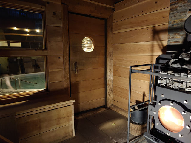 定員8名の落ち着いたサウナ小屋内部では薪ストーブが静かにもえつづけます_Sauna kota LEPO