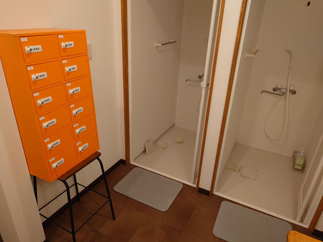 シャワー室は男女各2ブース_Sauna kota LEPO