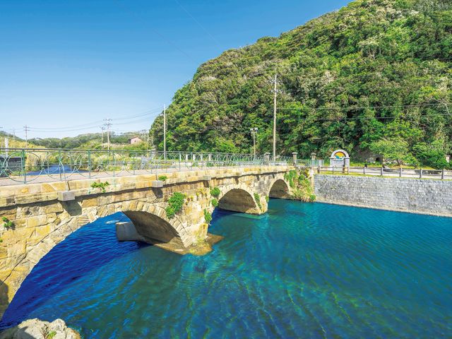 雰囲気のある眼鏡橋は歩行者扱いの電動カートで。_鏡浦自動車株式会社