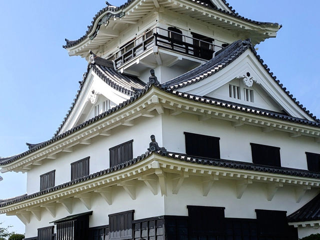 城山公園の山頂では館山城や鏡ヶ浦を見渡せる絶景をお楽しみください。_鏡浦自動車株式会社