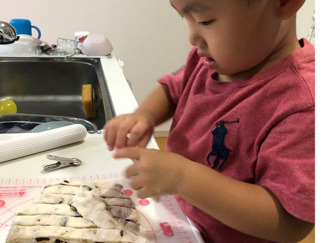お子様連れ大歓迎なので、小さいお子様でも一緒にパン作りが楽しめます。(写真の我が子は2歳)
退屈しないようにおもちゃもありますし、一緒にご相談させてください。
_日々のパン教室 HanaRima