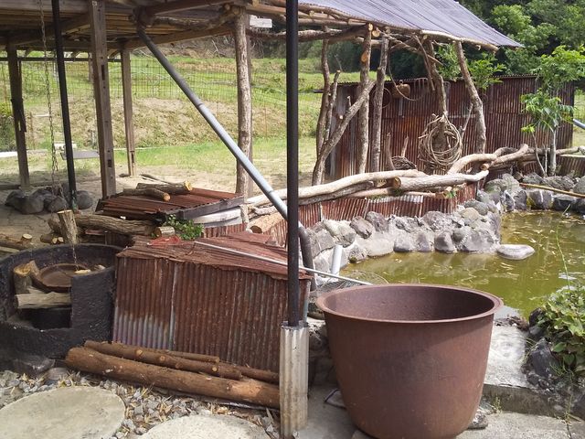 BBQ小屋とメダカ池。_チビッコ ワンコリゾート sarari