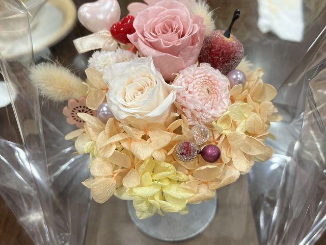 先日は「プリザーブドフラワーアレンジ体験」にお越し下さりありがとうございました。
柔らかいお色の可愛いアレンジメントに仕上りました。_minnflower