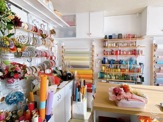 店内は色とりどりのたくさんの包材をご用意しています_Wrapping withR