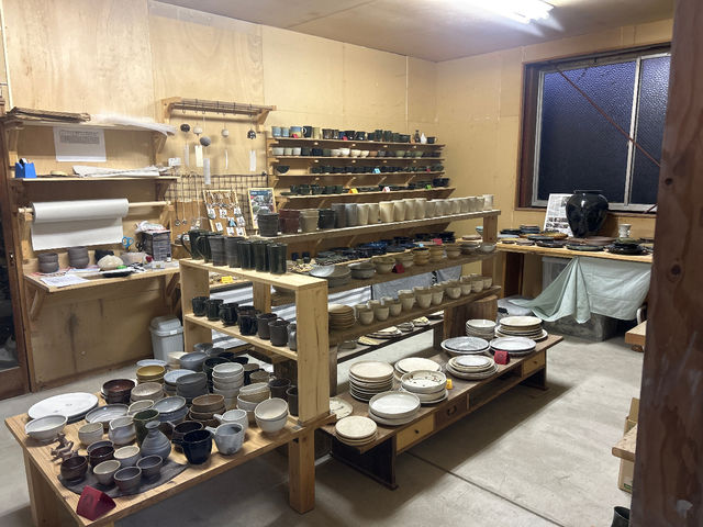 併設のギャラリーで作品のイメージをわかしたり、気に入った器の購入も可能です。_AKATSUKI BASE