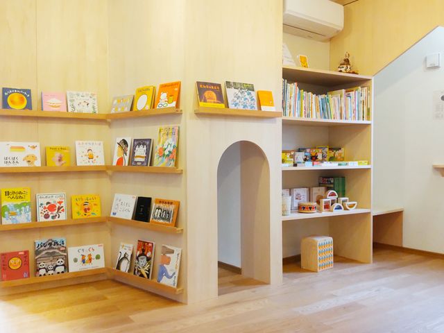 受付は木のぬくもり溢れる絵本屋です。_絵本とサンポ