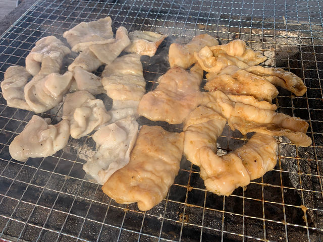 「至高の逸品ホルモン」BBQの追加食材はもちろん、お土産としても人気です。左から「芳醇塩」「柚子胡椒」どちらもご飯やお酒が進む濃厚な味わいです。_&...中の沢BASE