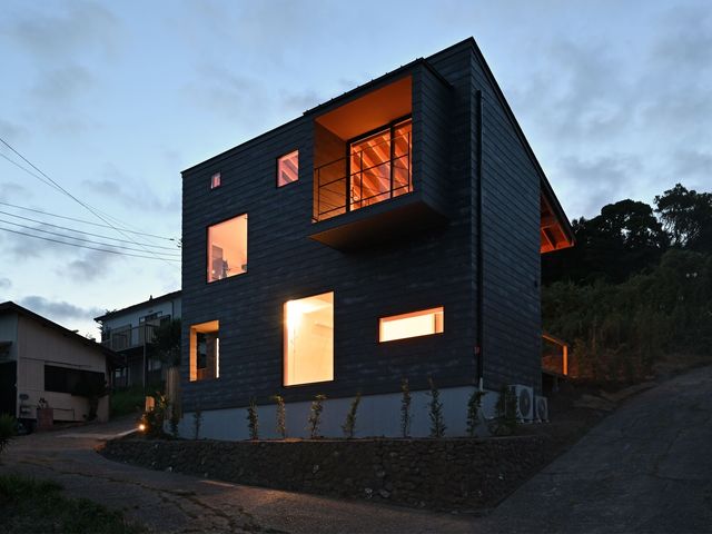 坂を上った先にある見晴らしの良い建物です。_BONーMAL HOLIDAY