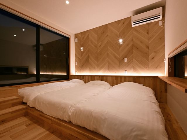 横に並んだ3代のベッド。夜はおしゃべりに花が咲きます_BONーMAL HOLIDAY